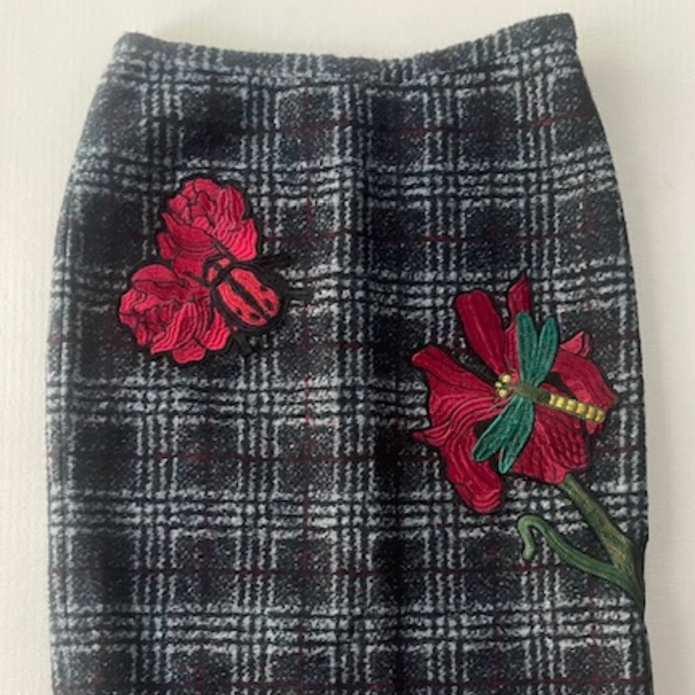 🌺 Plaid Embroidered Floral Pencil Skirt – Vintage Statement Midi